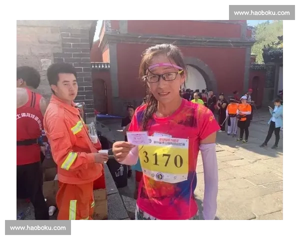 第 39 届泰山国际登山赛鸣枪 万余名选手竞速玉皇顶